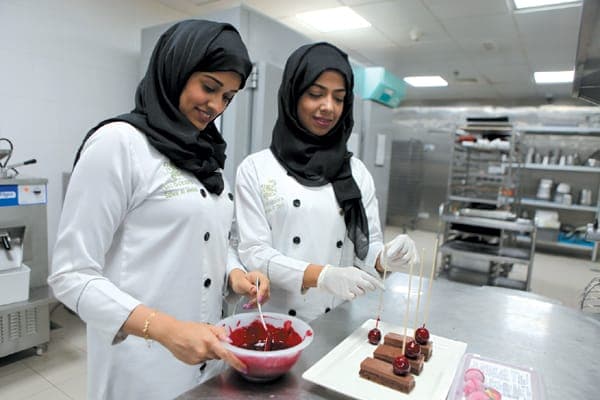 سلوى وسلمى.. طهاة إماراتيات في فندق خمس نجوم..!!