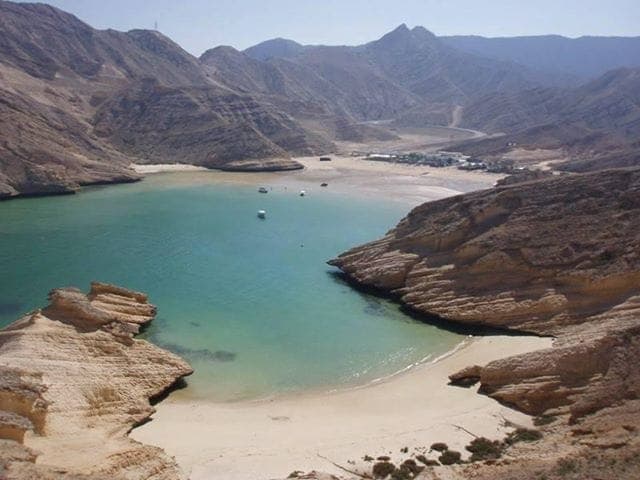 شواطئ "عُمان" تتزين بالمشروعات السياحية الراقية "للشباب" العُماني