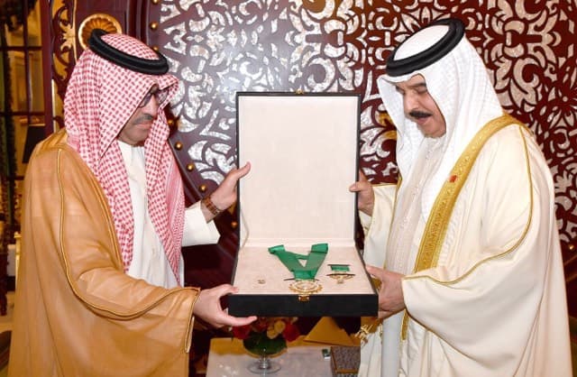 منح عاهل البحرين قلادة السياحة العربية من الطبقة الممتازة تقديرا لجهوده في دعم السياحة العربية | مجلة السياحة العربية