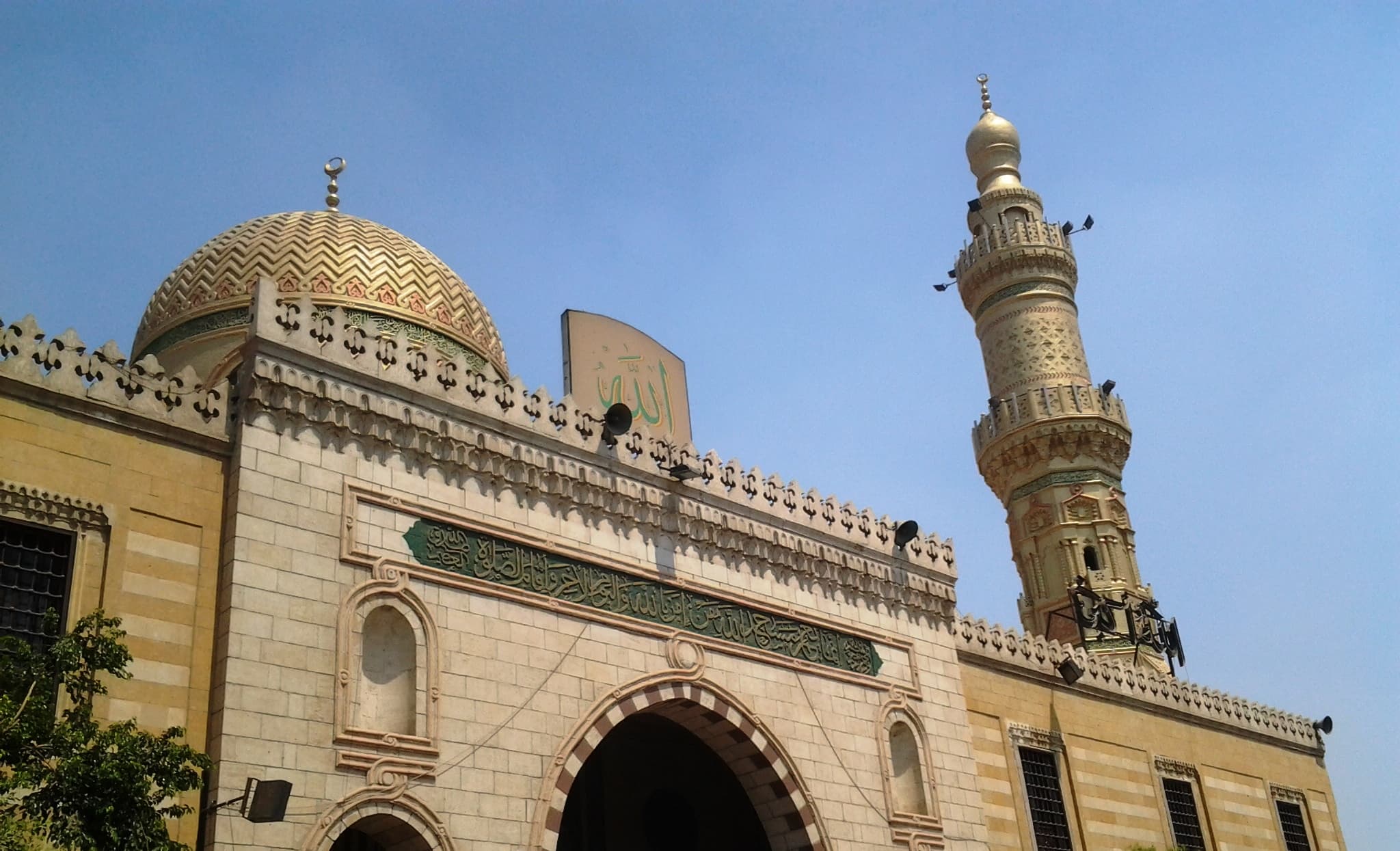 مسجد_السيدة_نفيسة_من_الخارج_بالمئذنة_كاملة