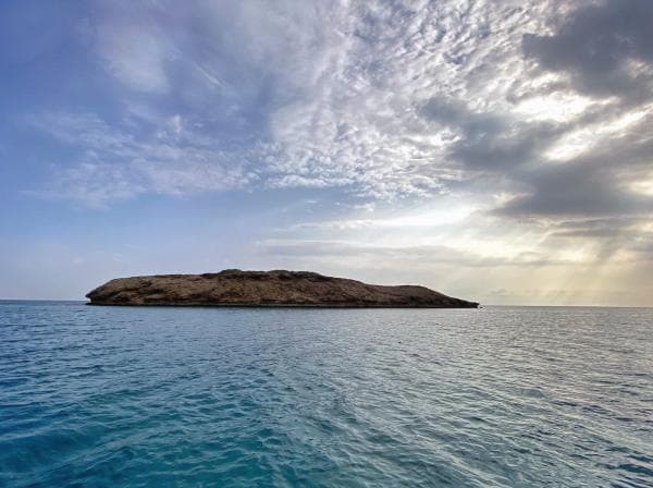 كل ما تريد معرفته عن جزيرة "جبل الليث".. واجهة هواة رياضة الغوص والرياضات البحرية