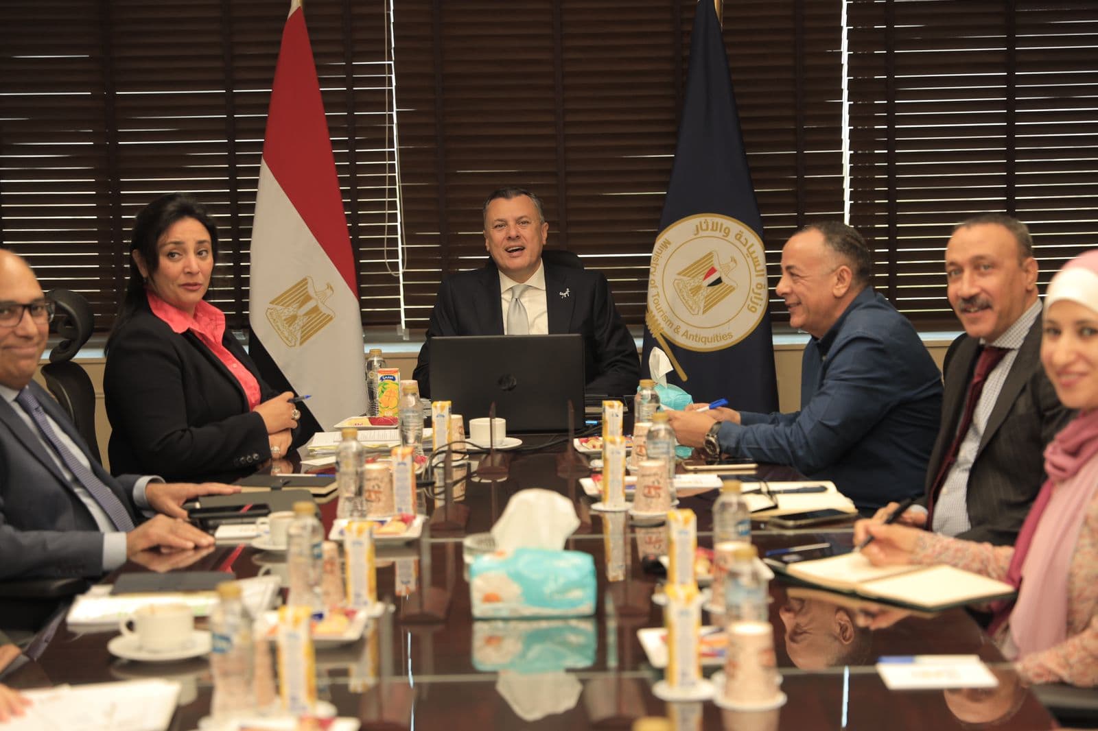 وزير السياحة والآثار يعقد اجتماعاً موسعاً لبحث استعدادات الموسم السياحي الشتوي المقبل