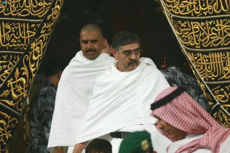 رئيس وزراء باكستان يؤدي مناسك العمرة