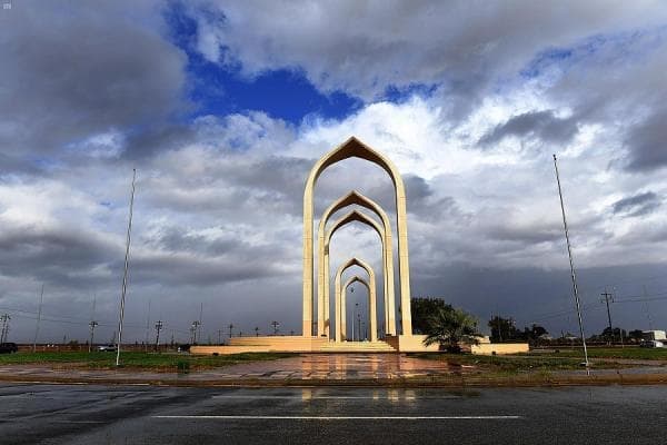مجسم «بوابة تبوك».. عمل فني يجمع عناصر البيئة والموروث