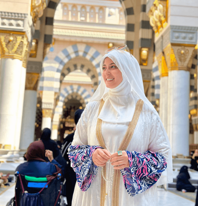 أسما رؤوف تنشر صورا جديدة لها من داخل المسجد النبوي