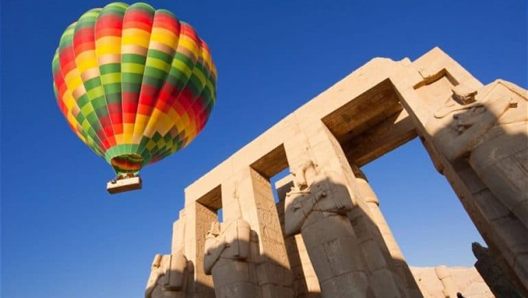 مصر.. أكثر من 980 سائحاً يستمتعون برحلات البالون الطائر في الأقصر