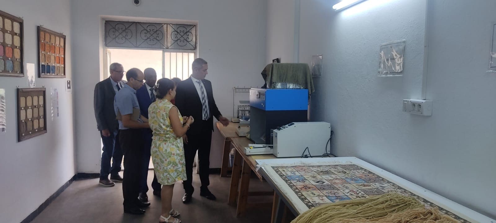 وزير السياحة التونسي يتابع سير عمل المركز الفني للإبتكار والتجديد والإحاطة في الزربية والحياكة