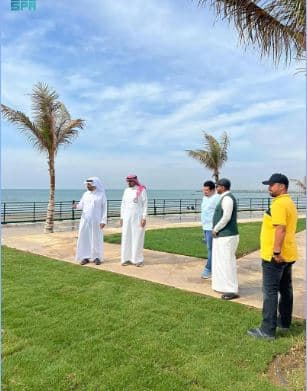 محافظ بيش يتفقد الكورنيش الشمالي ويؤكد على أهمية تقديم الخدمات للزوار