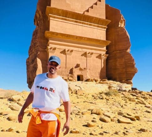 خلال زيارته الأولى.. ويل سميث يستكشف معالم «العلا» التاريخية