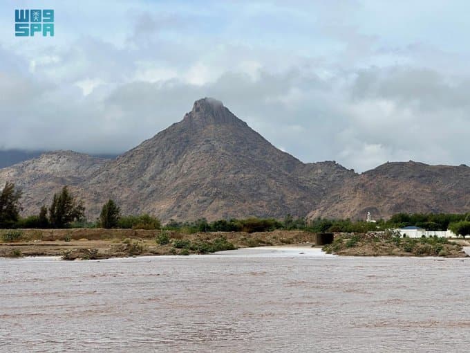 أمطار على منطقة نجران.. تروي الأرض وتسيل الأودية «صور»