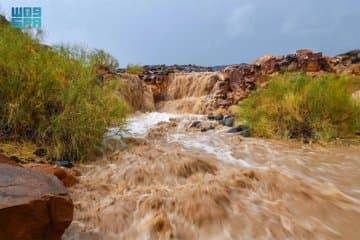 بالصور.. أمطار غزيرة وأجواء شتوية رائعة تشهدها منطقة تبوك