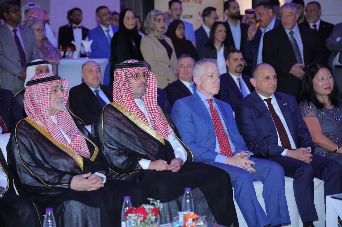 من خلال التشیید بإنجازات ھولیوود العالمية :