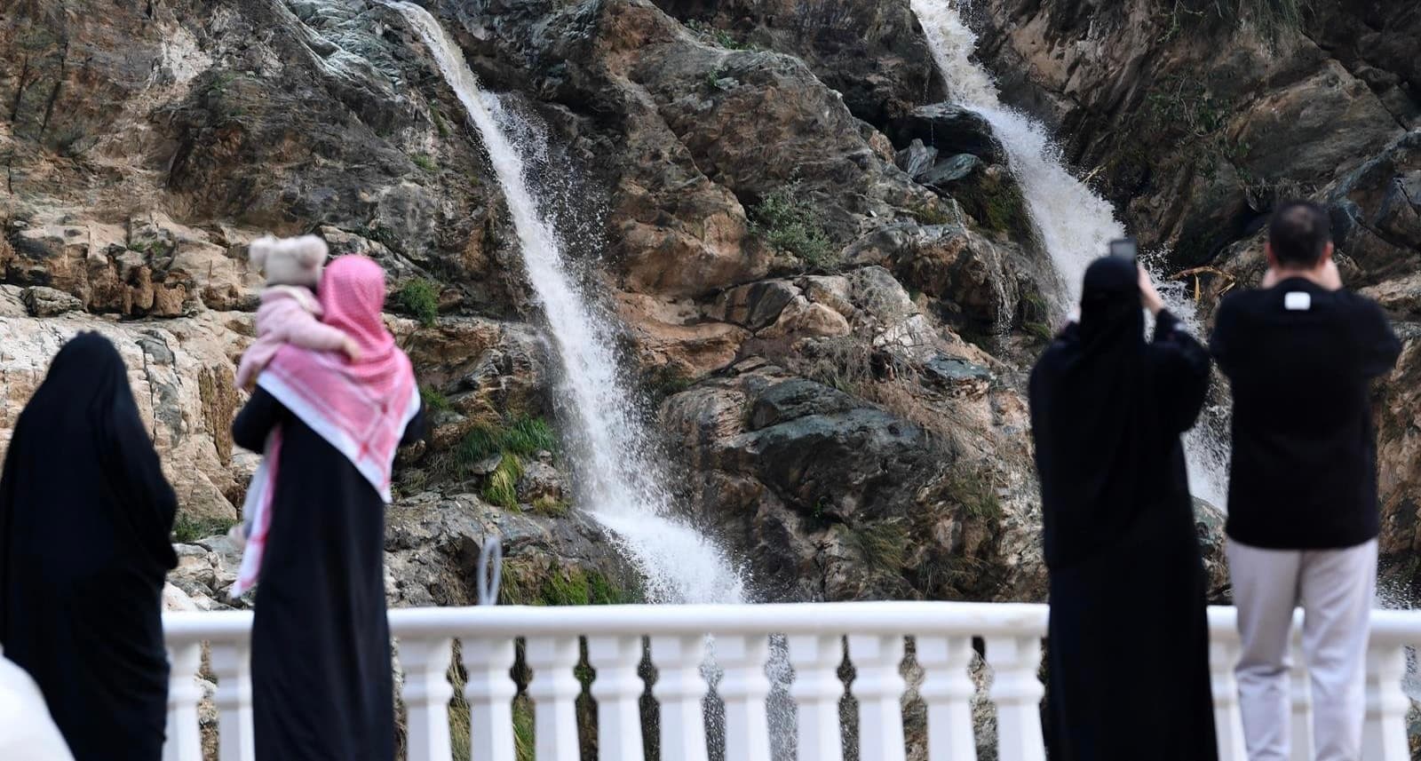 شلالات تنومة تجذب عشاق الطبيعة البكر وهواة التصوير