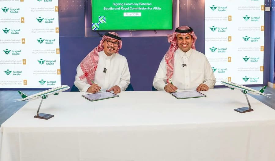 الخطوط السعودية توقع شراكة مع “العُلا إف إم” لإثراء الترفيه الجوي