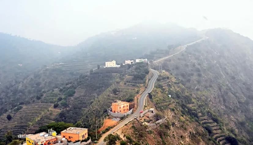 الجبل الأسود بمحافظة الريث .. قمم تحتضن السحاب ومناظر تستهوي الزائرين