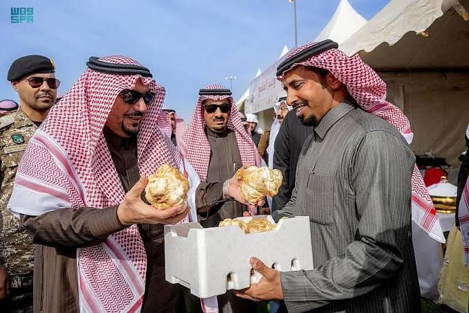 أمير القصيم يزور مهرجان الفقع بمركز شري ويؤكد أهمية تفعيل الصناعات التحويلية للتسويق بجودة عالية