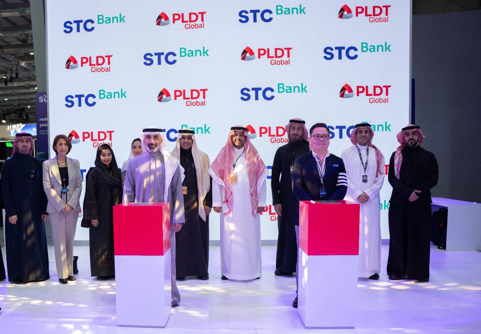 (STC Bank)مع بي إل دي تي جلوبال (PLDT Global)  شراكة استراتيجية لتعزيز الحلول المالية الرقمية في السعودية
