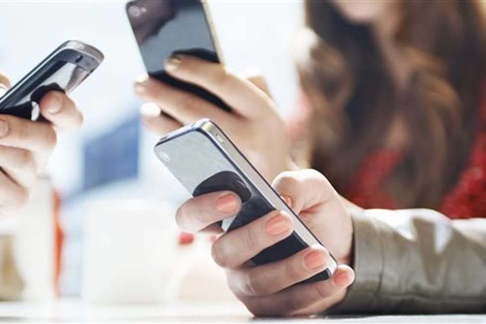 عاجل.. الاتصالات تؤكد استمرار إعفاء هاتف واحد للمسافرين.. وإيقاف الأجهزة المتلاعب بها
