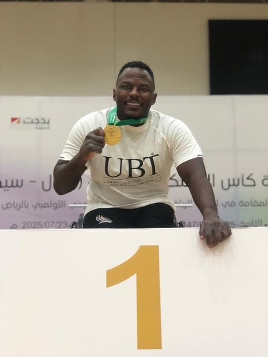 عمادة شؤون الطلاب تهنئ البطل أصيل الهوساوي بتحقيق الذهب وكسر الرقم القياسي في بطولة كأس المملكة لرفع الأثقال البارالمبية