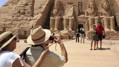 وزير السياحة والآثار يصدر قرارا وزاريا بزيادة أجر المرشد السياحى فى مصر