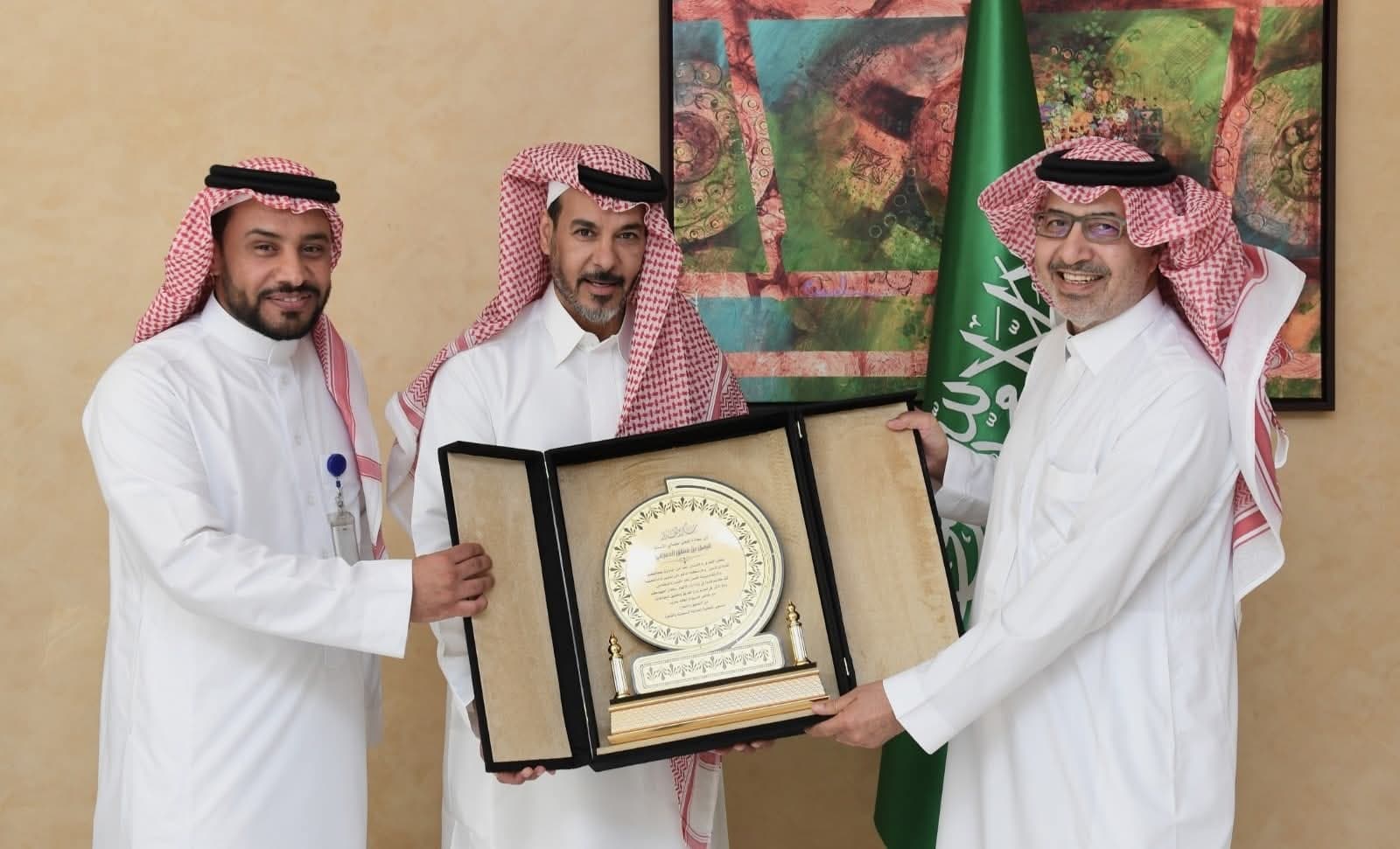 الحصينى يكرم الملحق العمالى