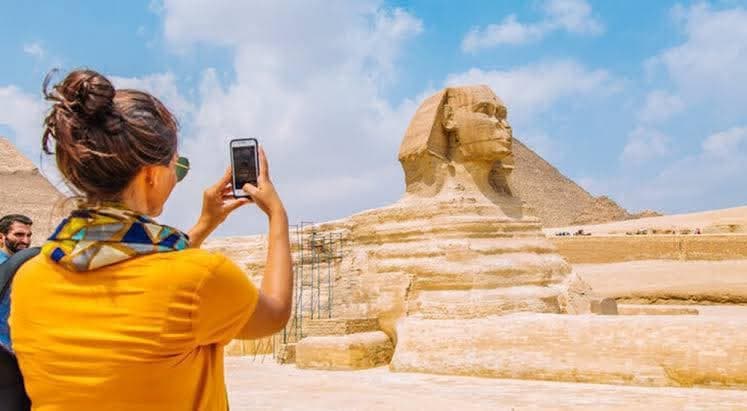 وزير السياحة  يقرر زيادة أجر المرشد السياحى في مصر