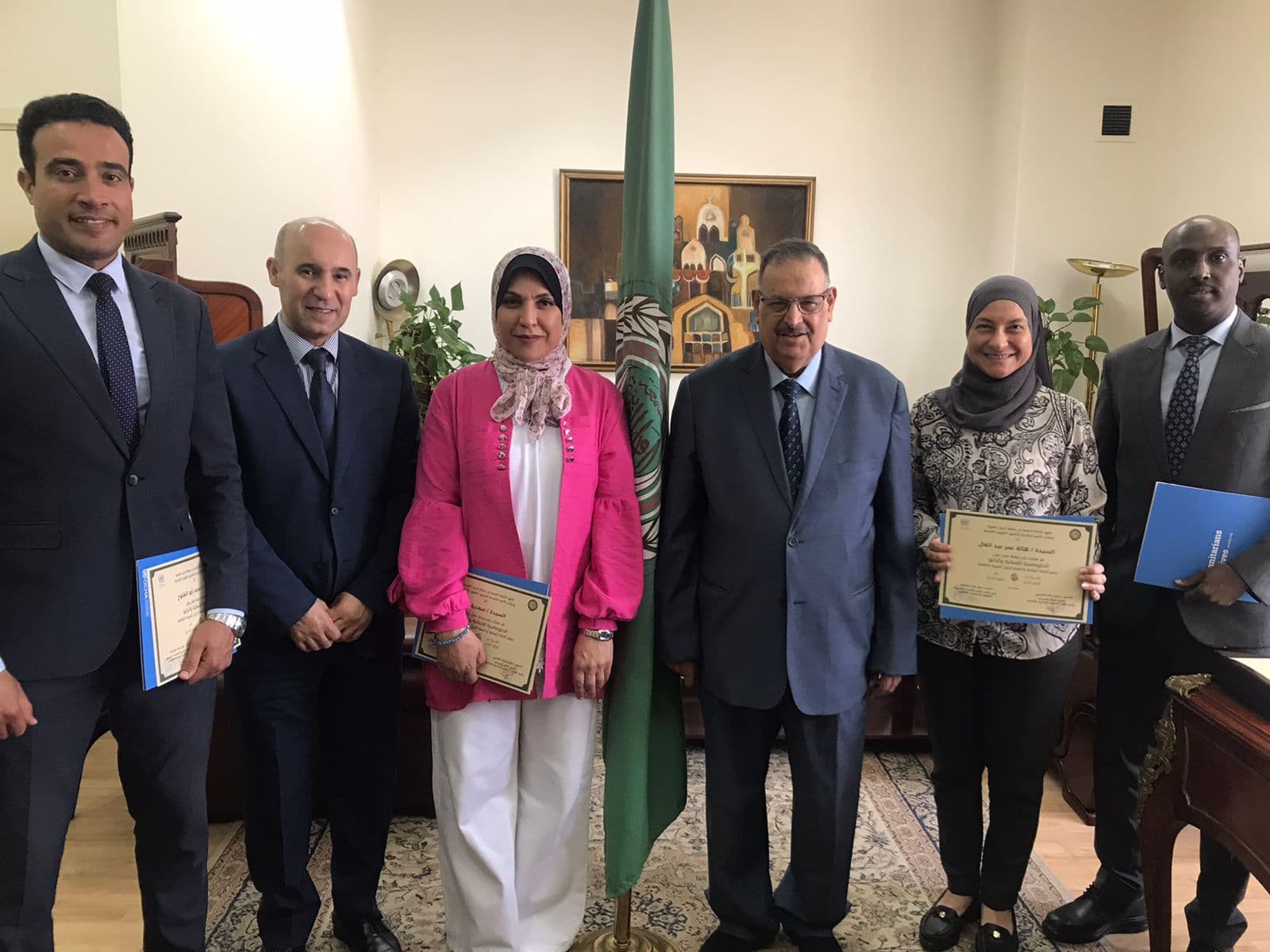 السفير خليل الذوادي يسلم شهادات المُشاركة في ورشة حول "أسس الدبلوماسية الإنسانية والإطار القانوني المنظم لها، وكيفية التعاون مع البيانات المعقدة ذات الطابع الإنساني