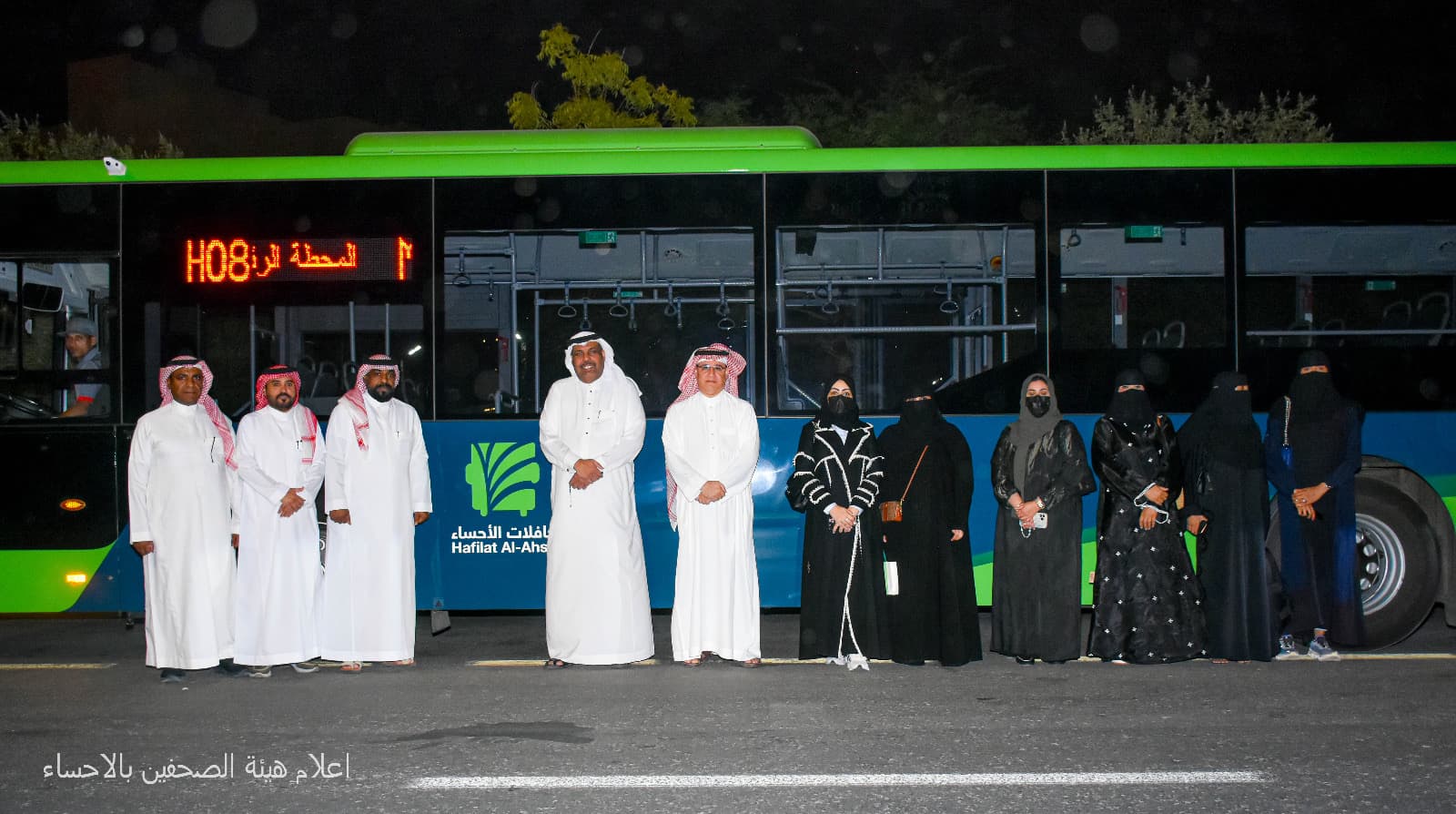 أعضاء هيئة الصحفيين السعوديين في الأحساء يخوضون تجربة حافلات النقل العام