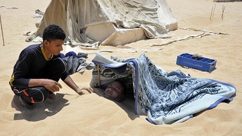 رمال سيوة الساخنة تُعالج الجسد وتُنعش السياحة فى مصر