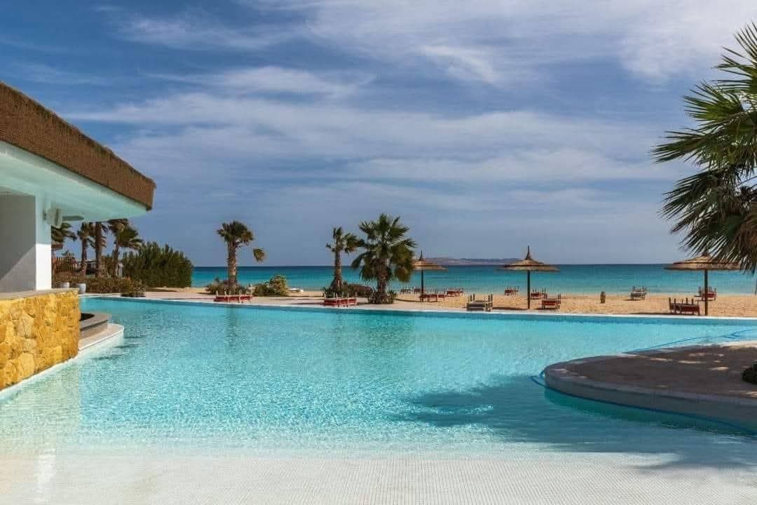 استجابة لطلبات السائحين.. البحر الأحمر تضيف الإيطالية والفرنسية والبولندية لبروشور التوعية الصحية الموجه للزائرين