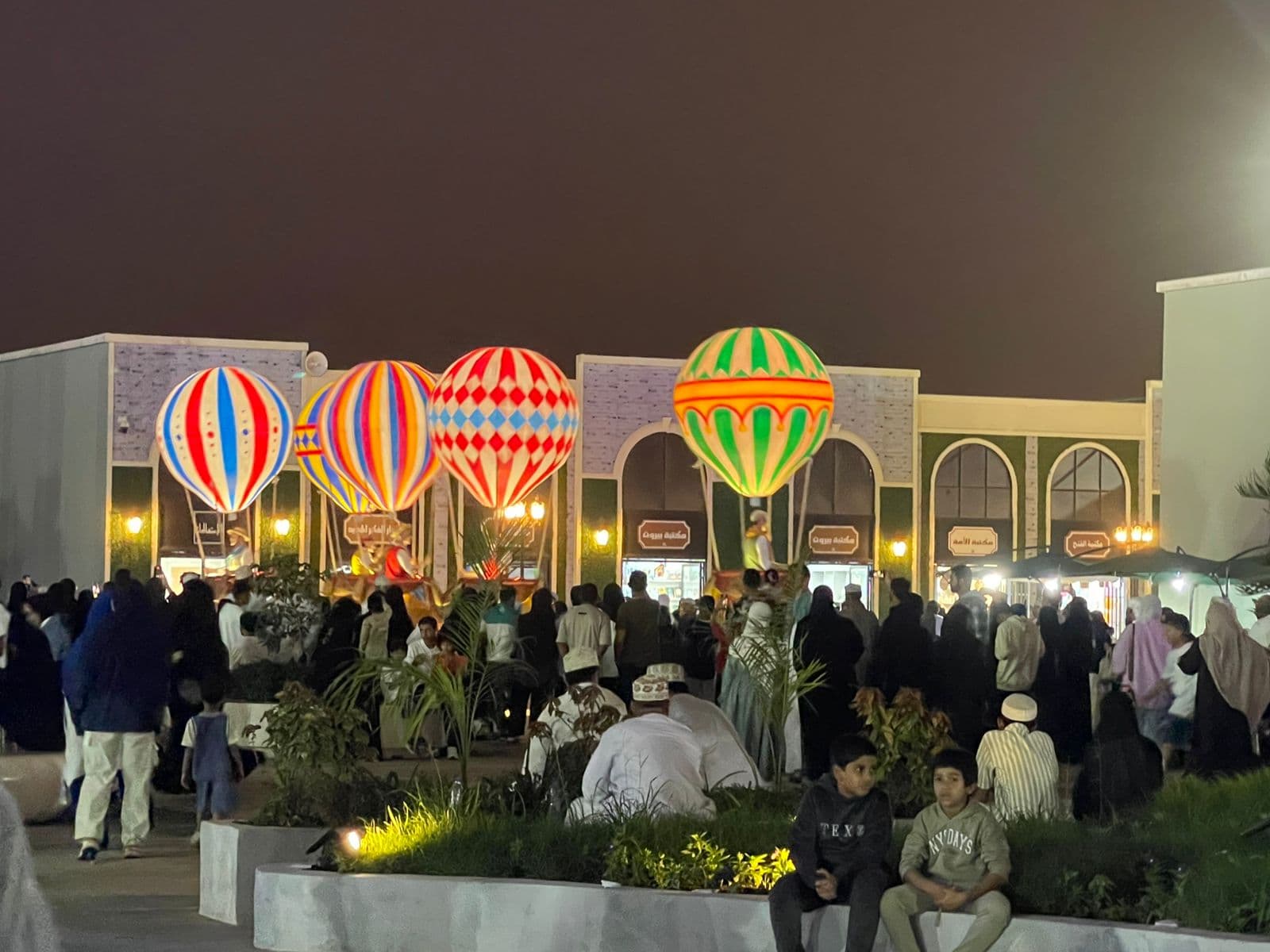 فعاليات (ساحة أتين) .. تجربة ترفيهية استثنائية تمزج بين الترفية والثقافة ضمن موسم خريف ظفار ٢٠٢٥