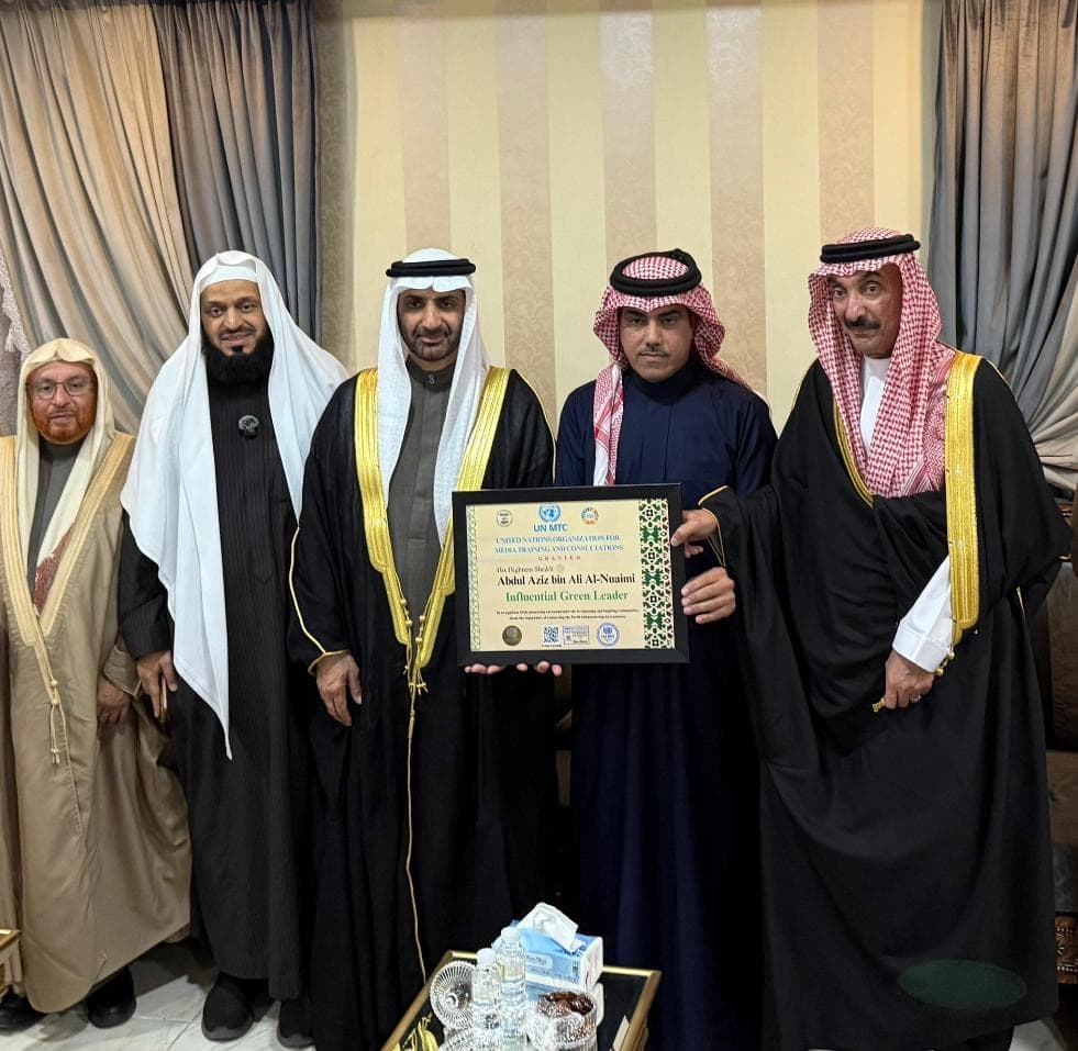 سمو الشيخ د عبدالعزيز النعيمي يحصل على جائزة القائد المؤثر في البيئة الخضراء