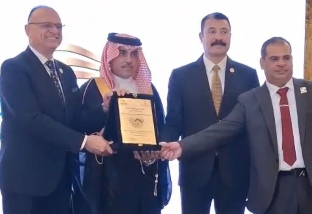 بمداد الذهب.. عباس البراهيم يتوج مسيرة العطاء في محفل "صناع الأمل" العالمي.