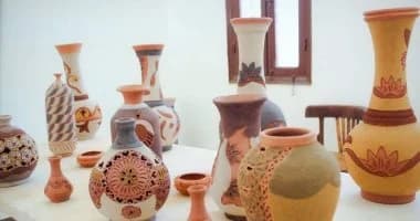 الرسم على الأوانى التراثية والمنزلية يجذب زوار ملتقى بدنة السياحي فى السعودية