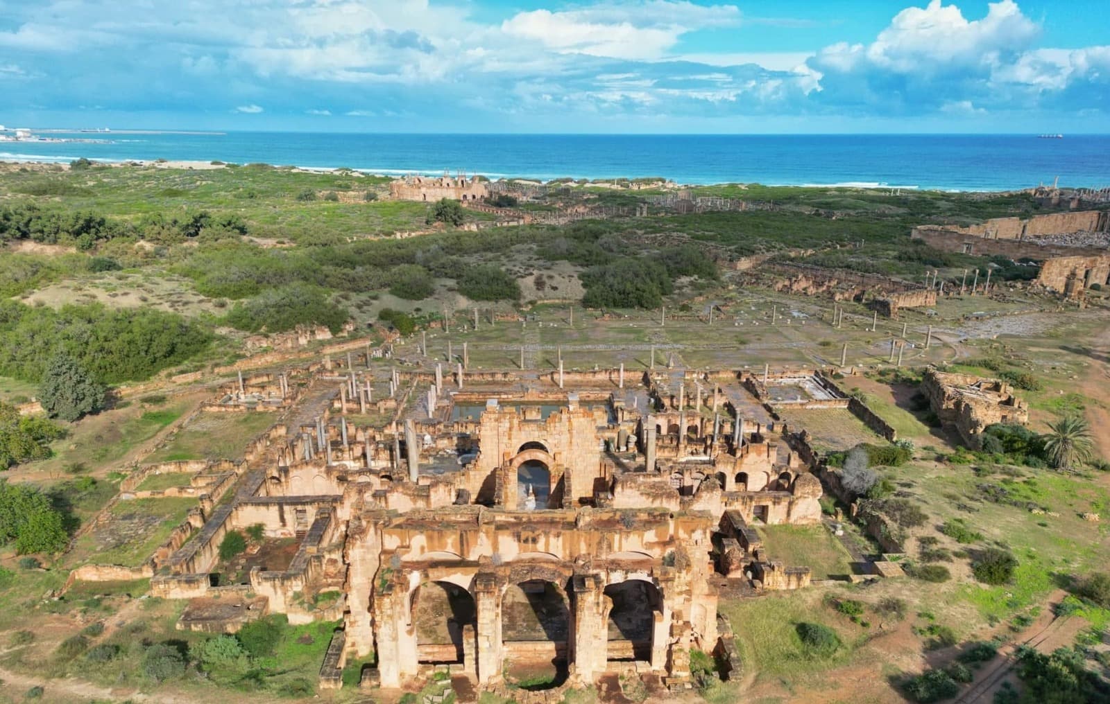 حمامات هادريان لبدة لبتس ماجنا Leptis Magna))