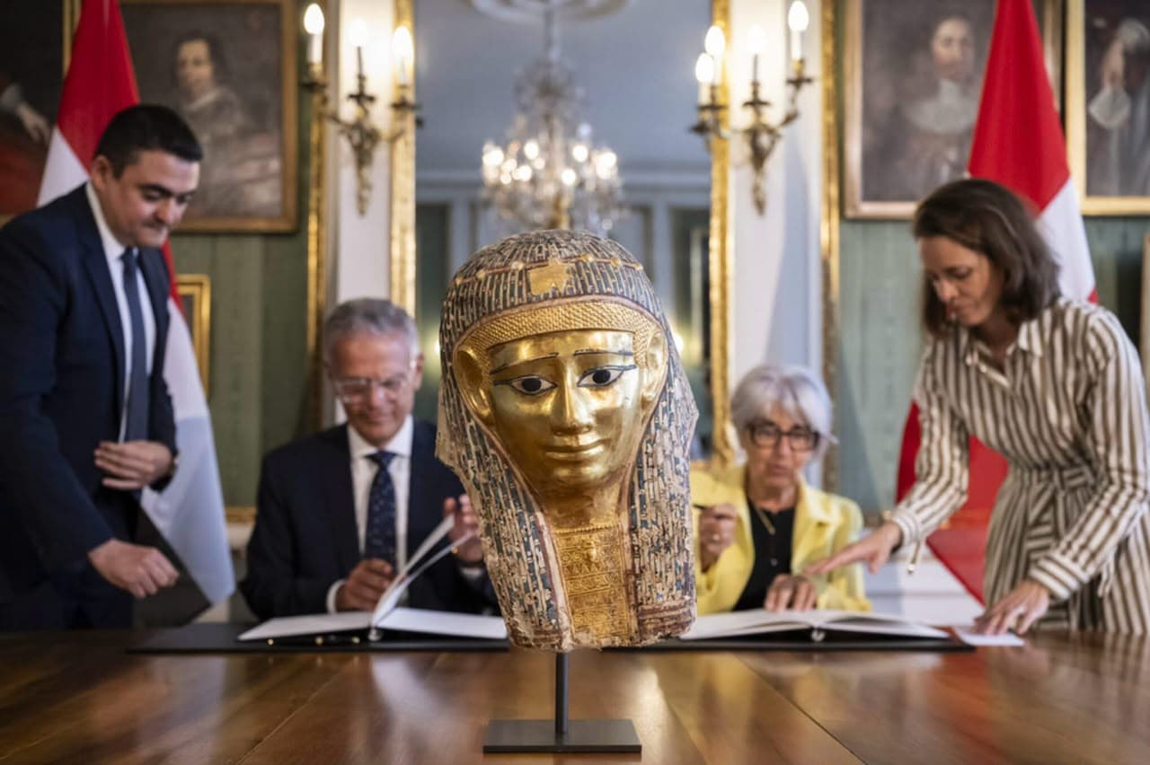 سويسرا تعيد قناعا جنائزيا أثريا لمصر
