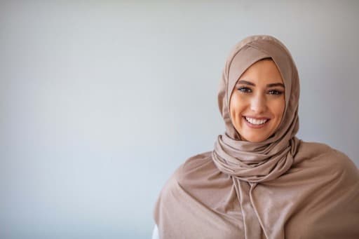 وفقاً لاستطلاع أصداء بي سي دبليو..أكثر من نصف الشباب العربي في دول شرق المتوسط وشمال أفريقيا يريدون الهجرة بحثاً عن فرص العمل