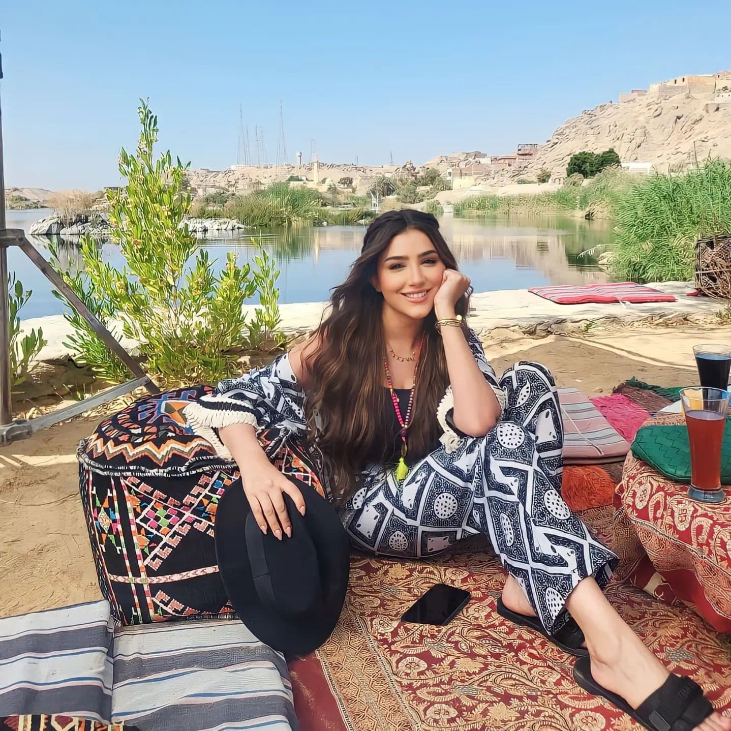 مي عمر تستمتع بالأجواء على ضفاف نيل أسوان