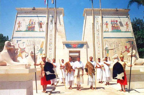 من المعالم السياحية فى القاهرة "القرية الفرعونية"