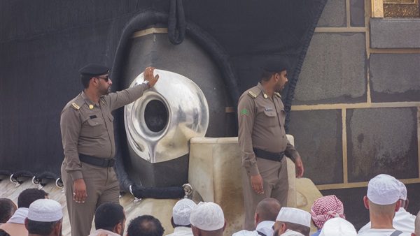"لجنة الشئون الإسلامية" .. السعودية تدرس تخصيص أوقات للنساء لتقبيل "الحجر الأسود" | مجلة السياحة العربية