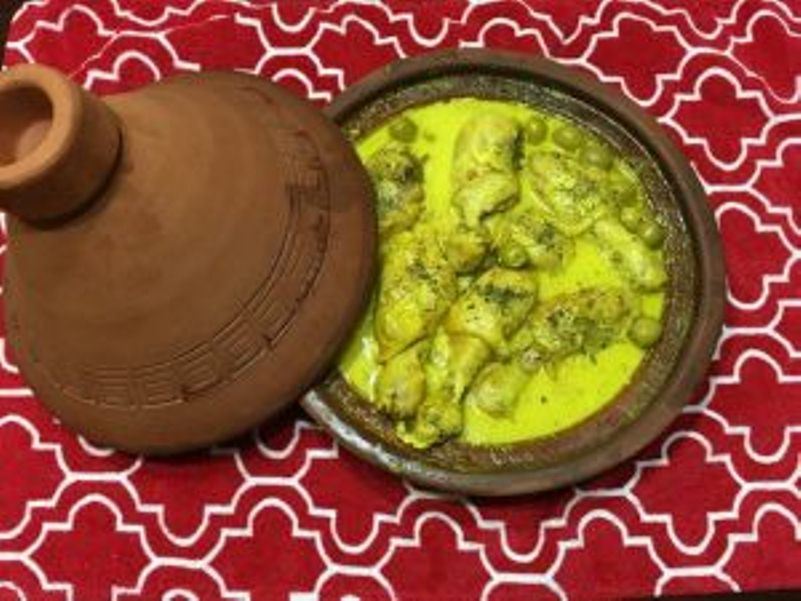 طاجن الدجاج بصوص الجبنة والزيتون من المطبخ الجزائري | مجلة السياحة العربية
