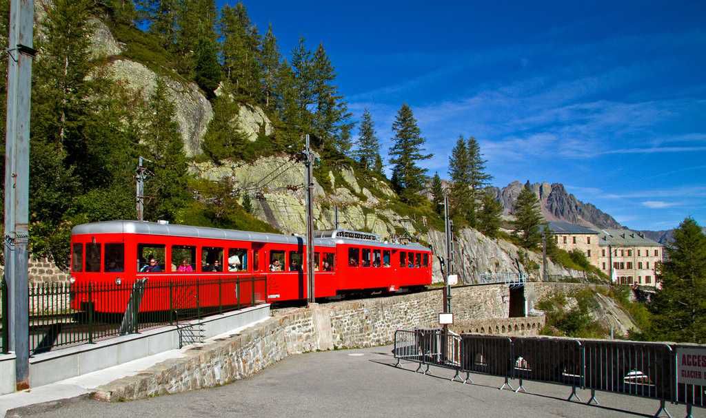 The-Ice-Cave-in-Chamonix-and-Montenvers-Train