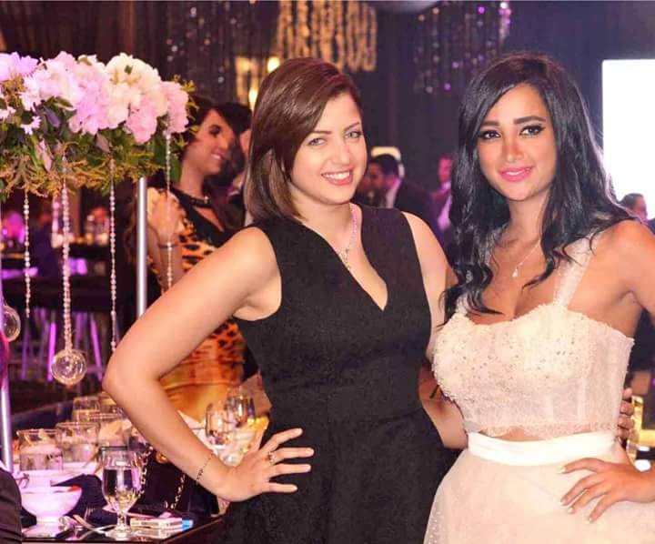 بـ"الصور" .. شاهد الفنانة الصاعدة مني فاروق فى زفاف شقيقة المخرج احمد خالد موسي | مجلة السياحة العربية
