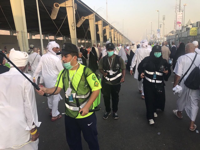 ابناء وبنات المملكة يداً بيد لخدمة ضيوف الرحمن | مجلة السياحة العربية