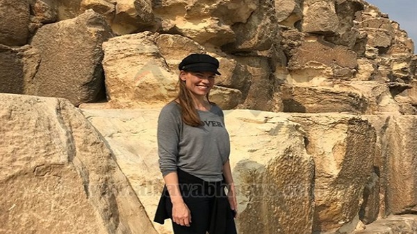 بـ"الصور" .. "هيلاري سوانك" في أهرامات الجيزة | مجلة السياحة العربية