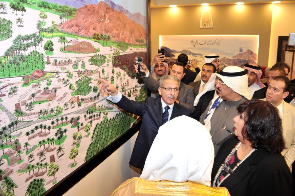 بحضور د. عصام بن سعد بن سعيد و د. إيناس عبد الدايم .. "قطان" يزور جناح المملكة في معرض القاهرة الدولي للكتاب "49" | مجلة السياحة العربية