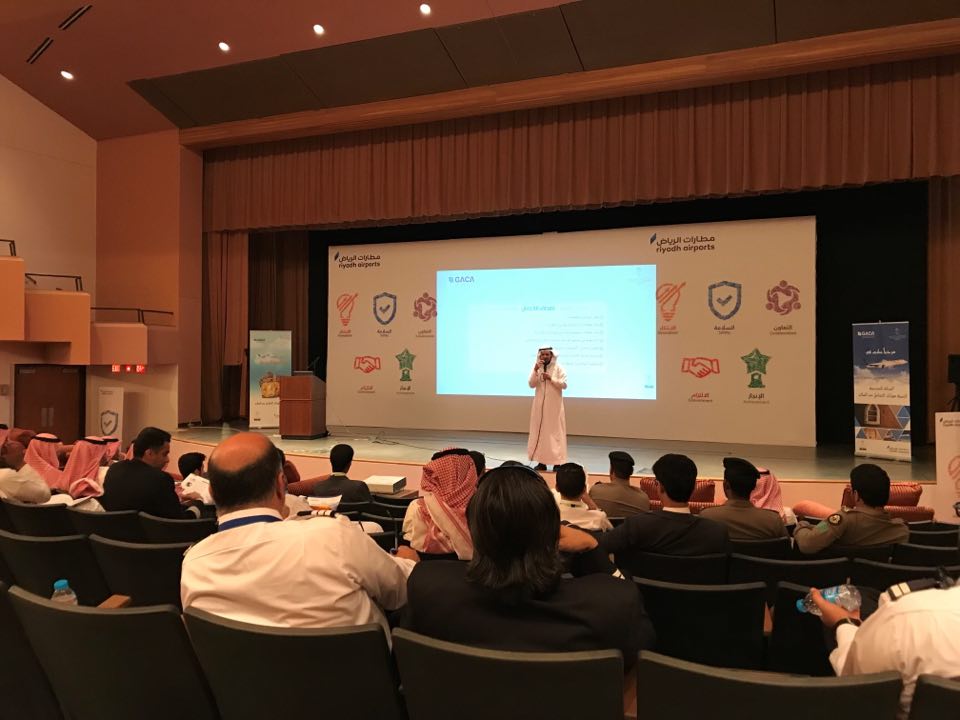 يستهدف (500) من العاملين والعاملات بمطار الملك خالد الدولي .. "هيئة السياحة" و"الطيران المدني" تطلقان برامج تنمية مهارات التعامل مع السائح | مجلة السياحة العربية