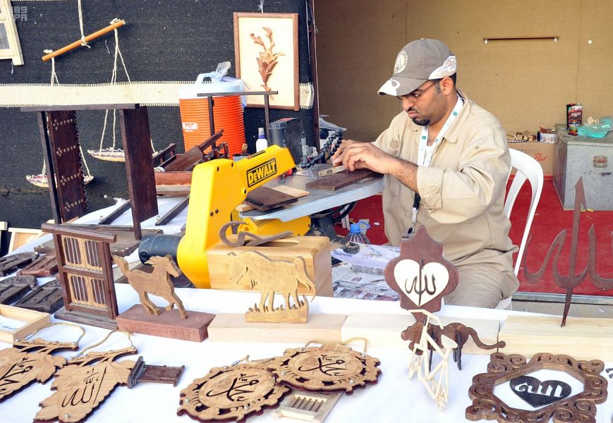 مشاركة "70"حرفيا وحرفية من مناطق المملكة في "116" خيمة بسوق عكاظ | مجلة السياحة العربية