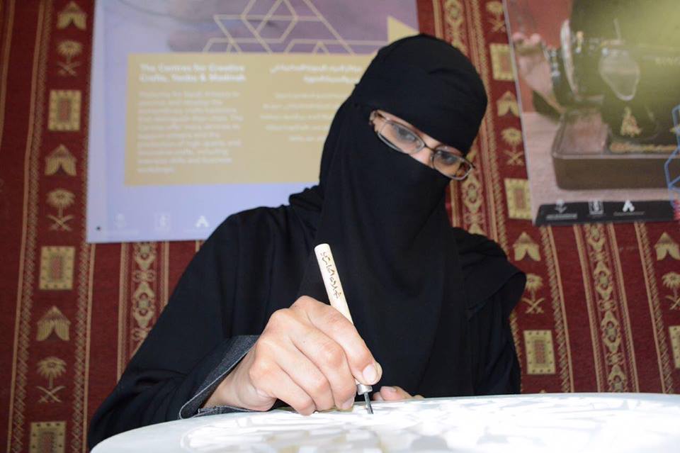 المرأة السعودية تكسر احتكار الحرف بسوق عكاظ | مجلة السياحة العربية