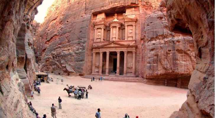 "السياحة" تبدأ بتسيير رحلات لطلبة مدارس المملكة الآردنية الى المواقع الأثرية | مجلة السياحة العربية